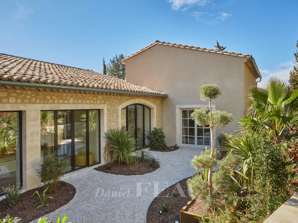 Renovated stone house with garden in Maussane-les-Alpilles