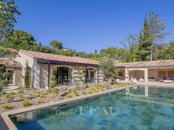 Renovated stone house with swimming pool in Maussane-les-Alpilles, surrounded by greenery.
