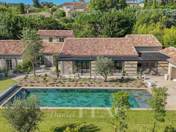 Renovated stone house with swimming pool and garden in Maussane-les-Alpilles.