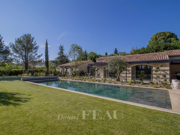 Renovated stone house with swimming pool and garden in Maussane-les-Alpilles