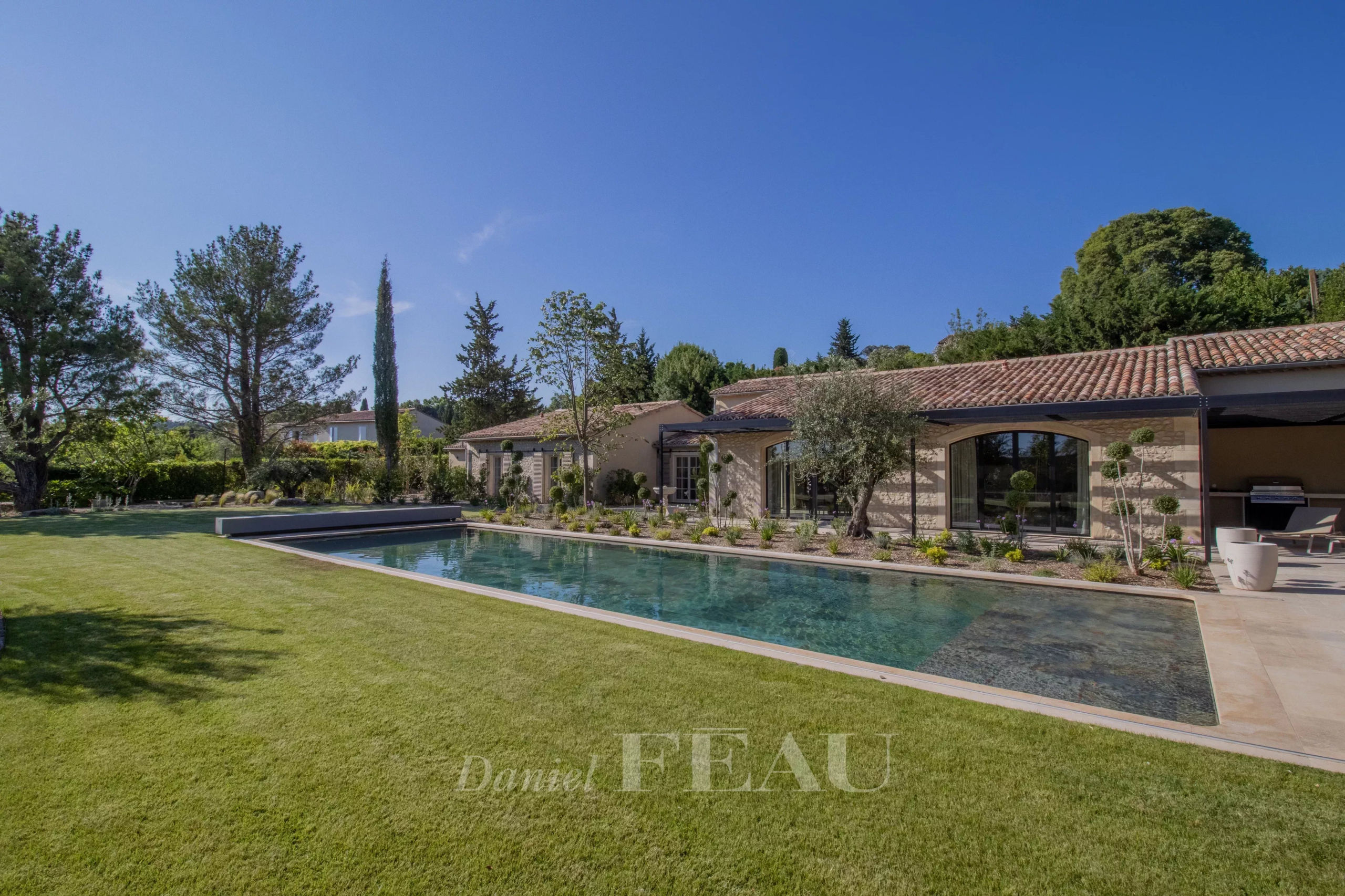 Renovated stone house with swimming pool and garden in Maussane-les-Alpilles