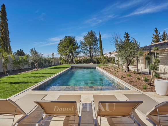 Renovated stone house with swimming pool and garden in Maussane-les-Alpilles