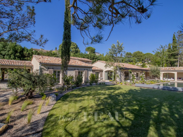 Renovated stone house with garden in Maussane-les-Alpilles.