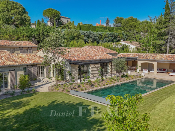 Renovated stone house with swimming pool and garden in Maussane-les-Alpilles
