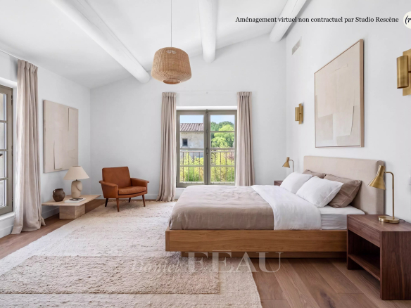 Chambre d'une maison contemporaine à Eygalières, avec un lit double et un fauteuil, décorée de façon minimaliste.