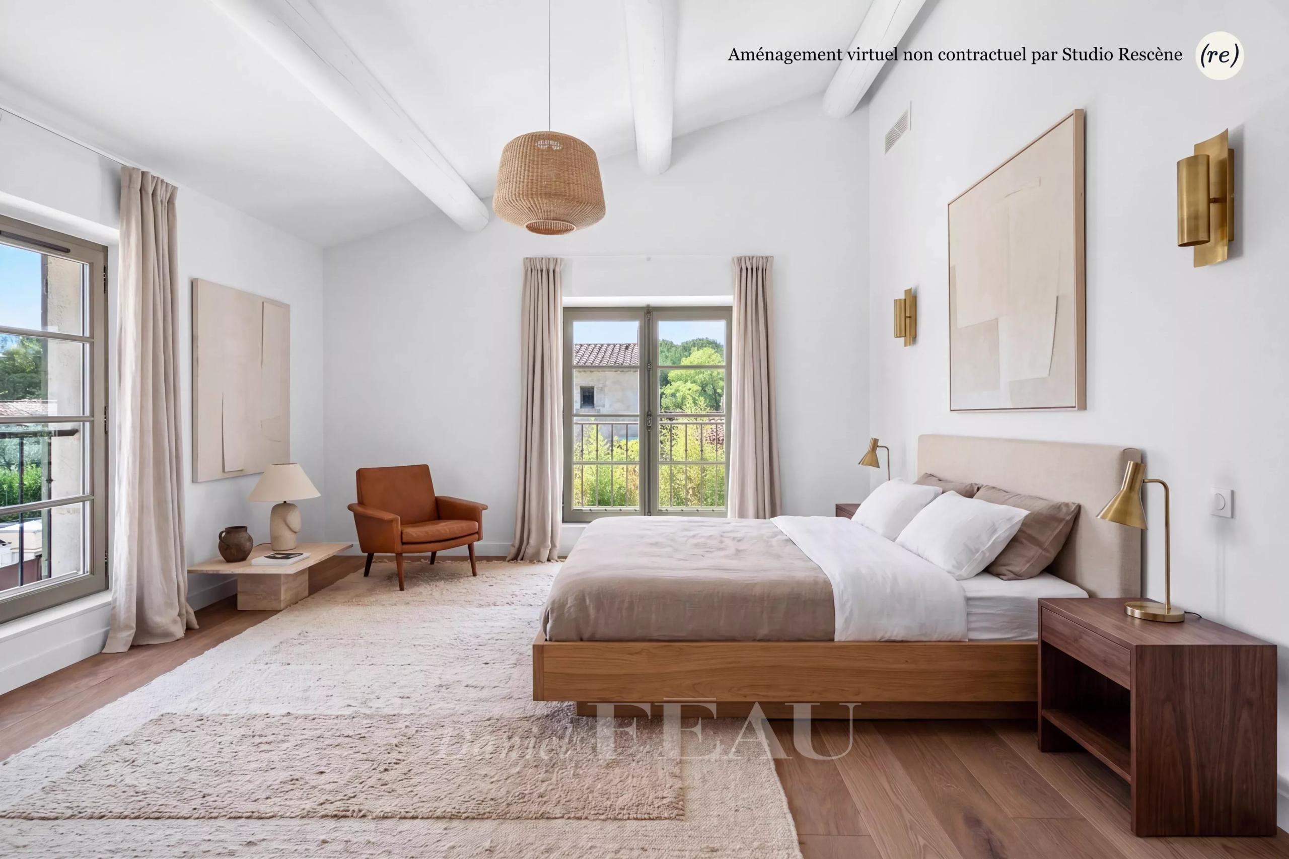 Chambre d'une maison contemporaine à Eygalières, avec un lit double et un fauteuil, décorée de façon minimaliste.