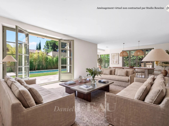 Intérieur d'une maison contemporaine à Eygalières avec salon lumineux et accès à l'extérieur.