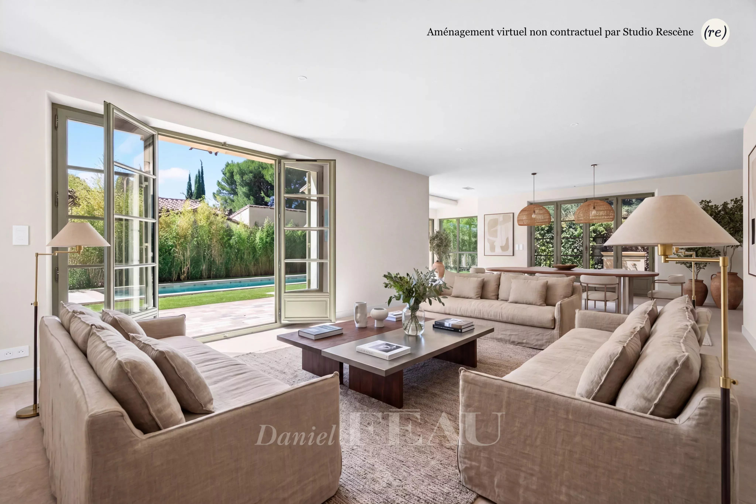 Intérieur d'une maison contemporaine à Eygalières avec salon lumineux et accès à l'extérieur.