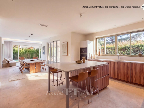 Intérieur d'une maison contemporaine à Eygalières avec cuisine ouverte et salle à manger.