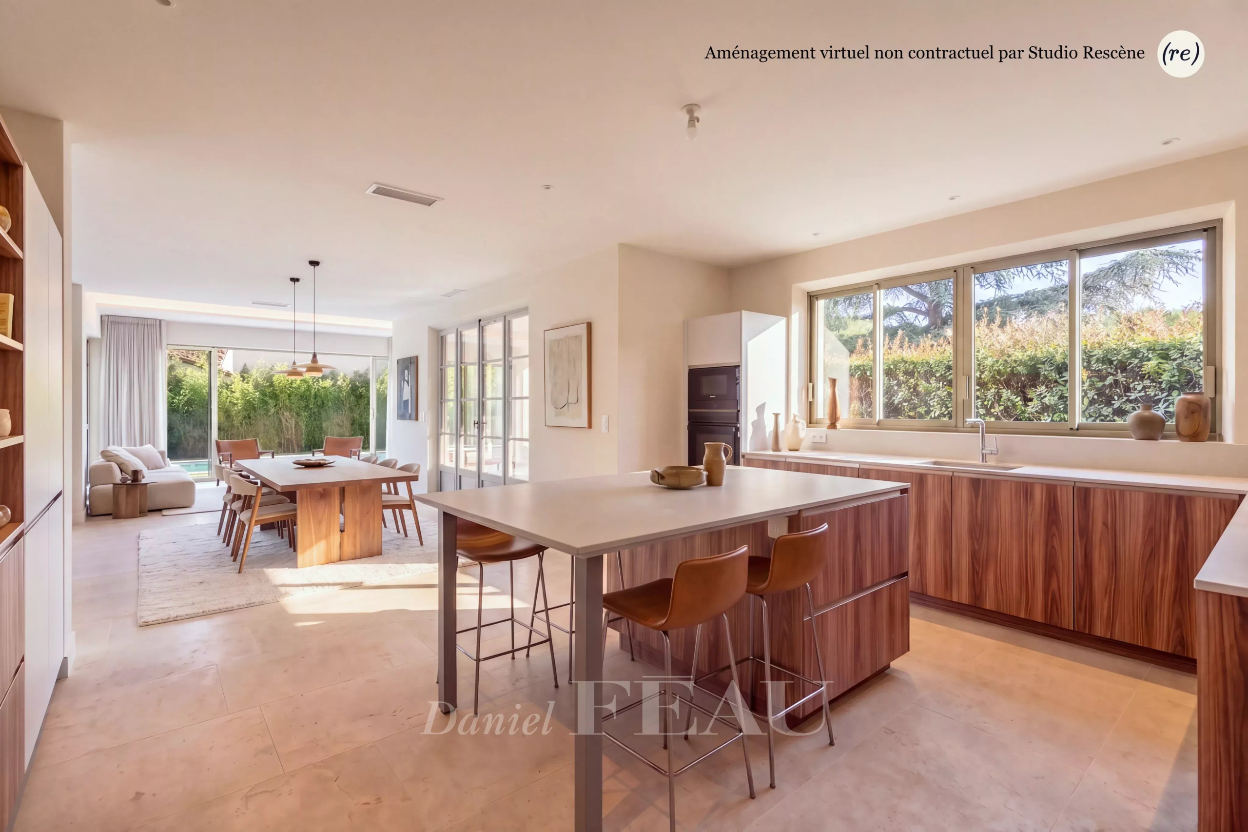 Intérieur d'une maison contemporaine à Eygalières avec cuisine ouverte et salle à manger.