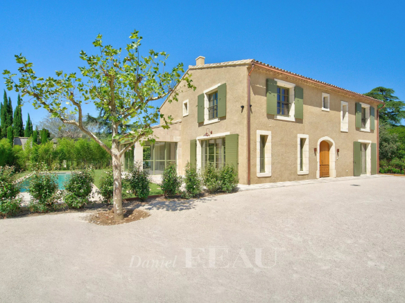 Maison contemporaine à Eygalières avec jardin et piscine.