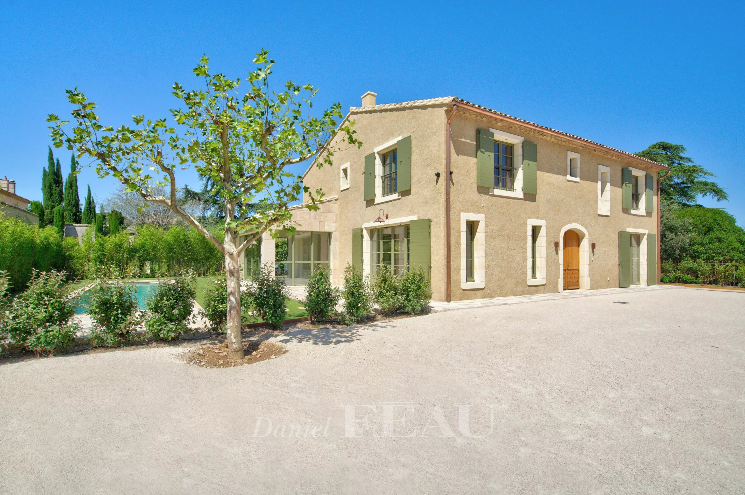 Maison contemporaine à Eygalières avec jardin et piscine.