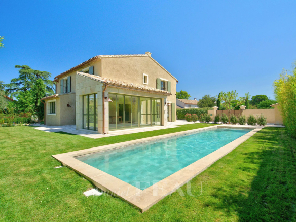 Maison contemporaine avec piscine dans un jardin paysager à Eygalières.