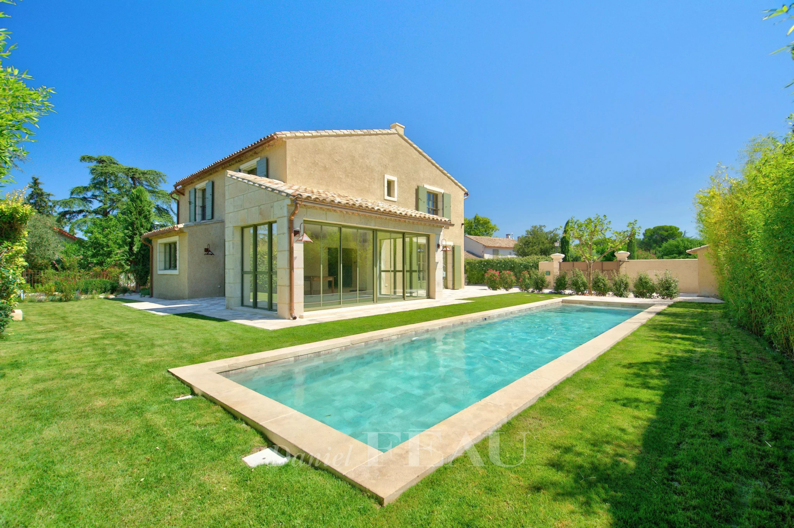Maison contemporaine avec piscine dans un jardin paysager à Eygalières.