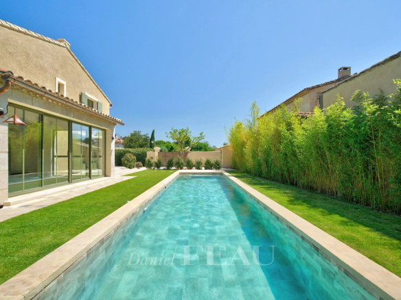 Maison contemporaine avec piscine et jardin à Eygalières, vue depuis le jardin.