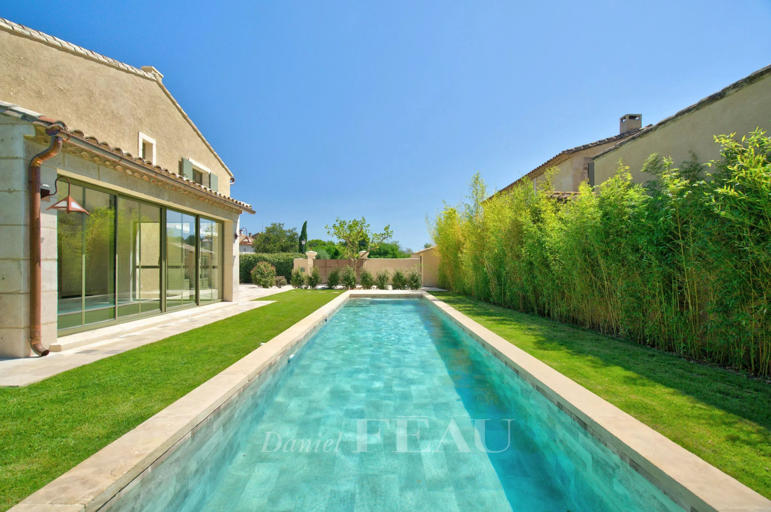 Maison contemporaine avec piscine et jardin à Eygalières, vue depuis le jardin.