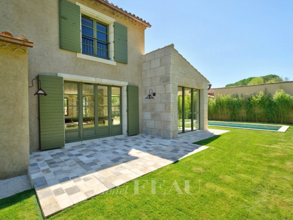 Maison contemporaine avec jardin et piscine à Eygalières, vue extérieure.