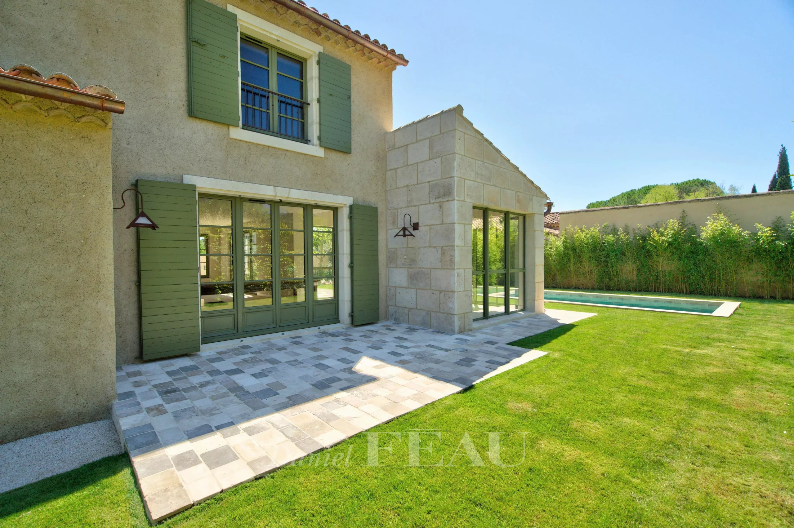 Maison contemporaine avec jardin et piscine à Eygalières, vue extérieure.