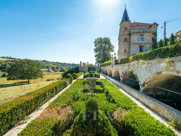 Château du XVIIème siècle à Valensole, avec jardins et paysage environnant.