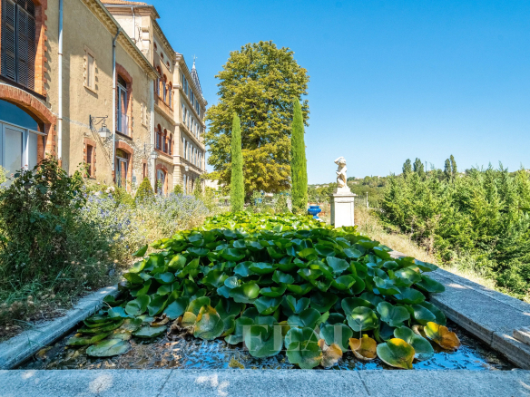 Château du XVIIème siècle avec un jardin et des nénuphars à Valensole.