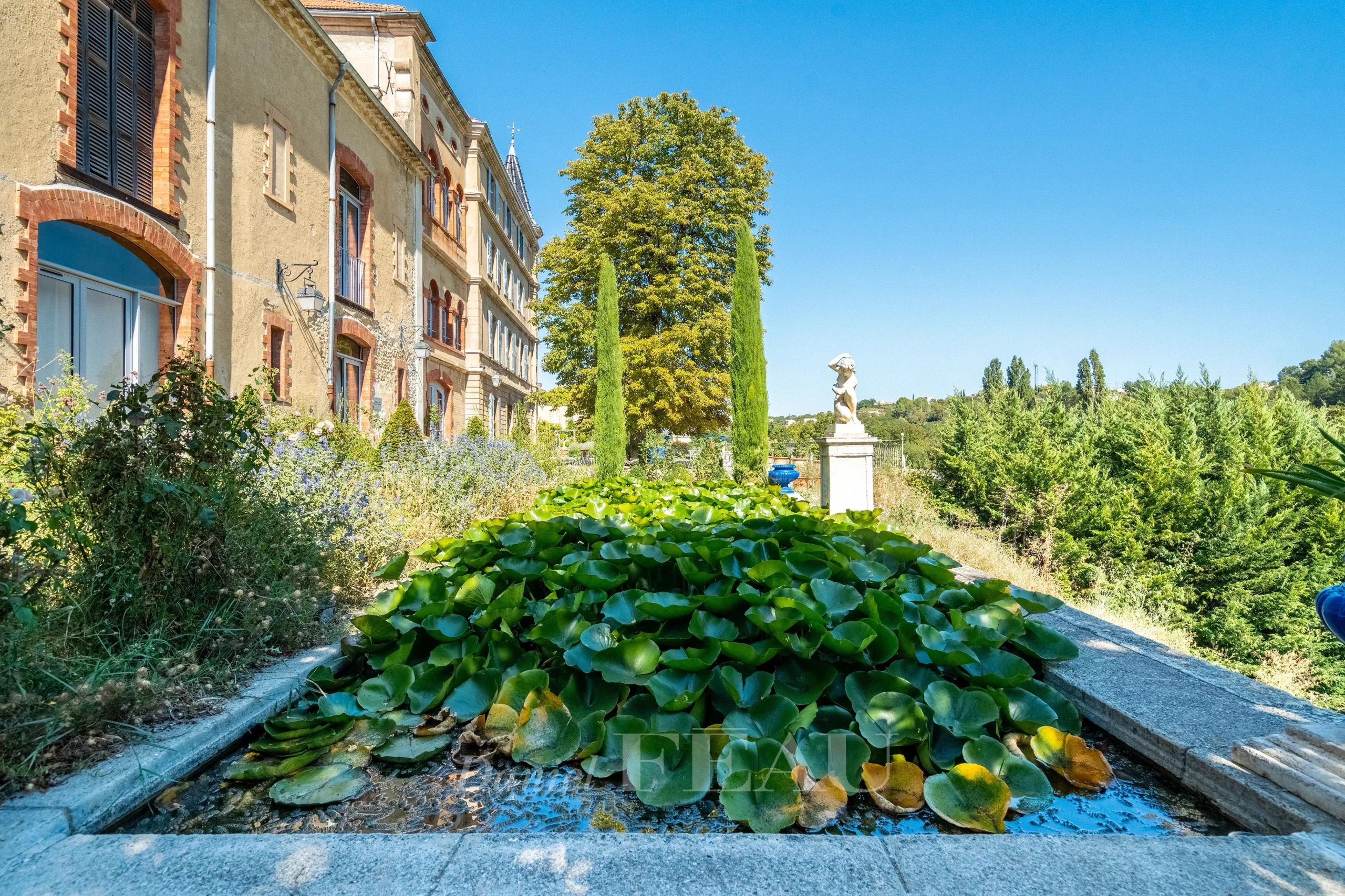 Château de Valensole Château du XVIIème siècle avec un jardin et des nénuphars à Valensole.