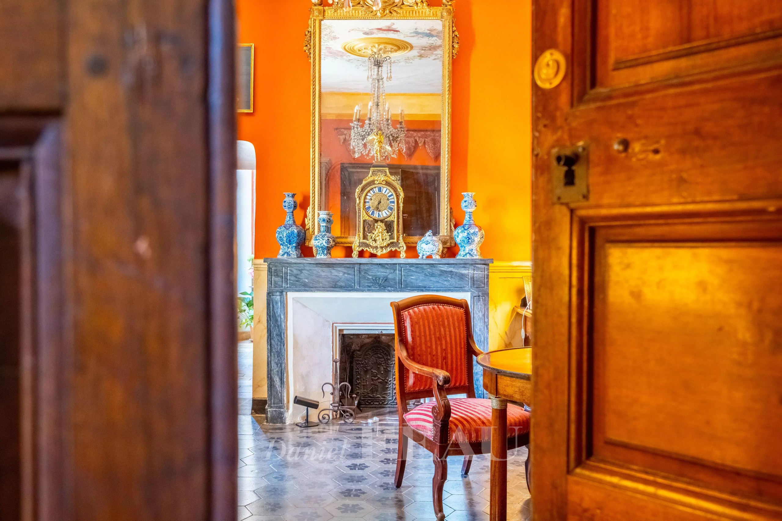 Intérieur du Château de Valensole Intérieur d'un château du XVIIème siècle avec cheminée, miroir et mobilier ancien.