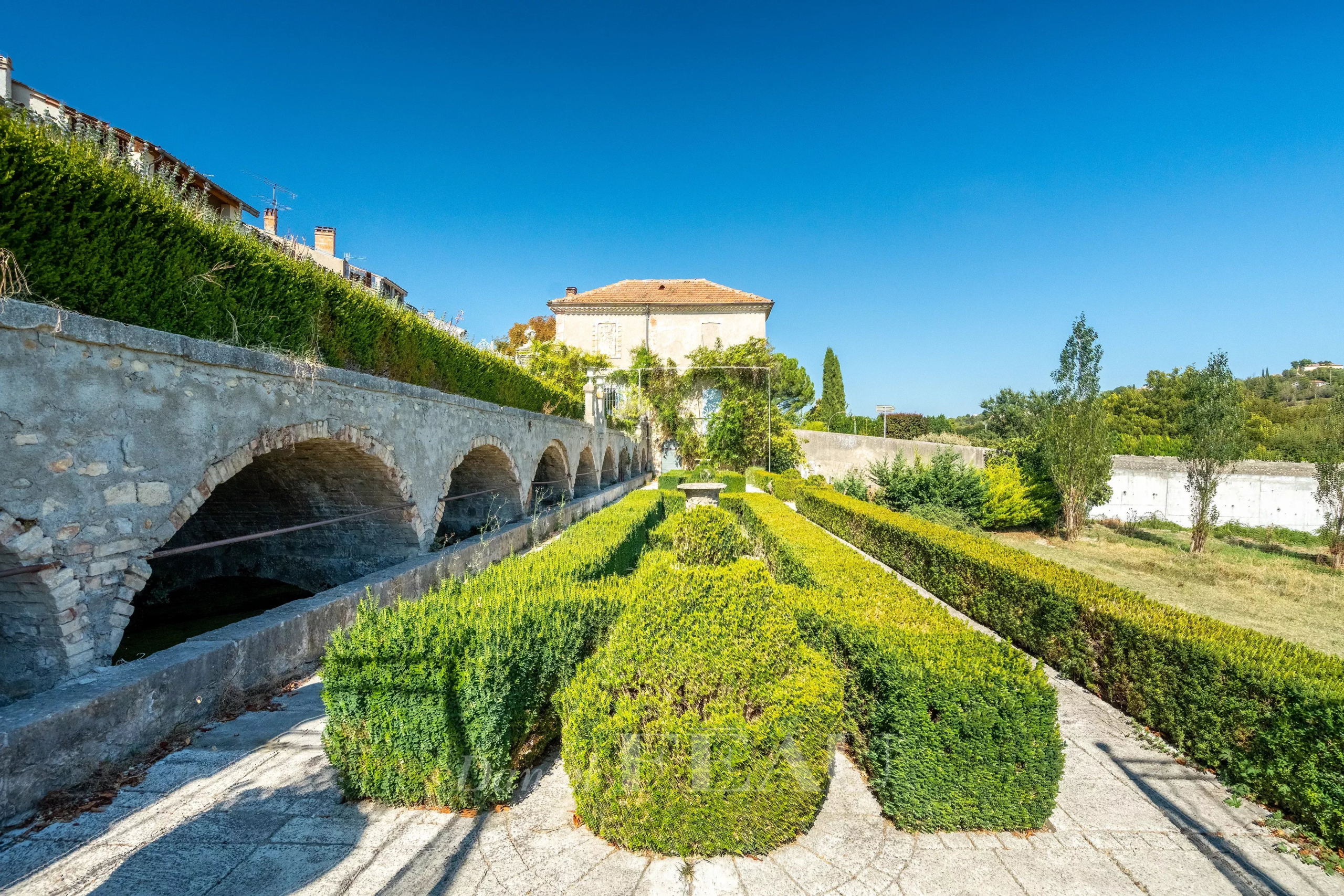 Château historique à Valensole Château du XVIIème siècle à Valensole avec jardins et arches en pierre.