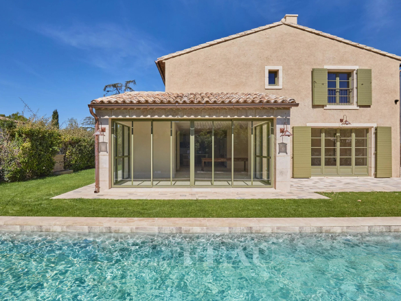 Maison contemporaine à Eygalières avec piscine et jardin paysager