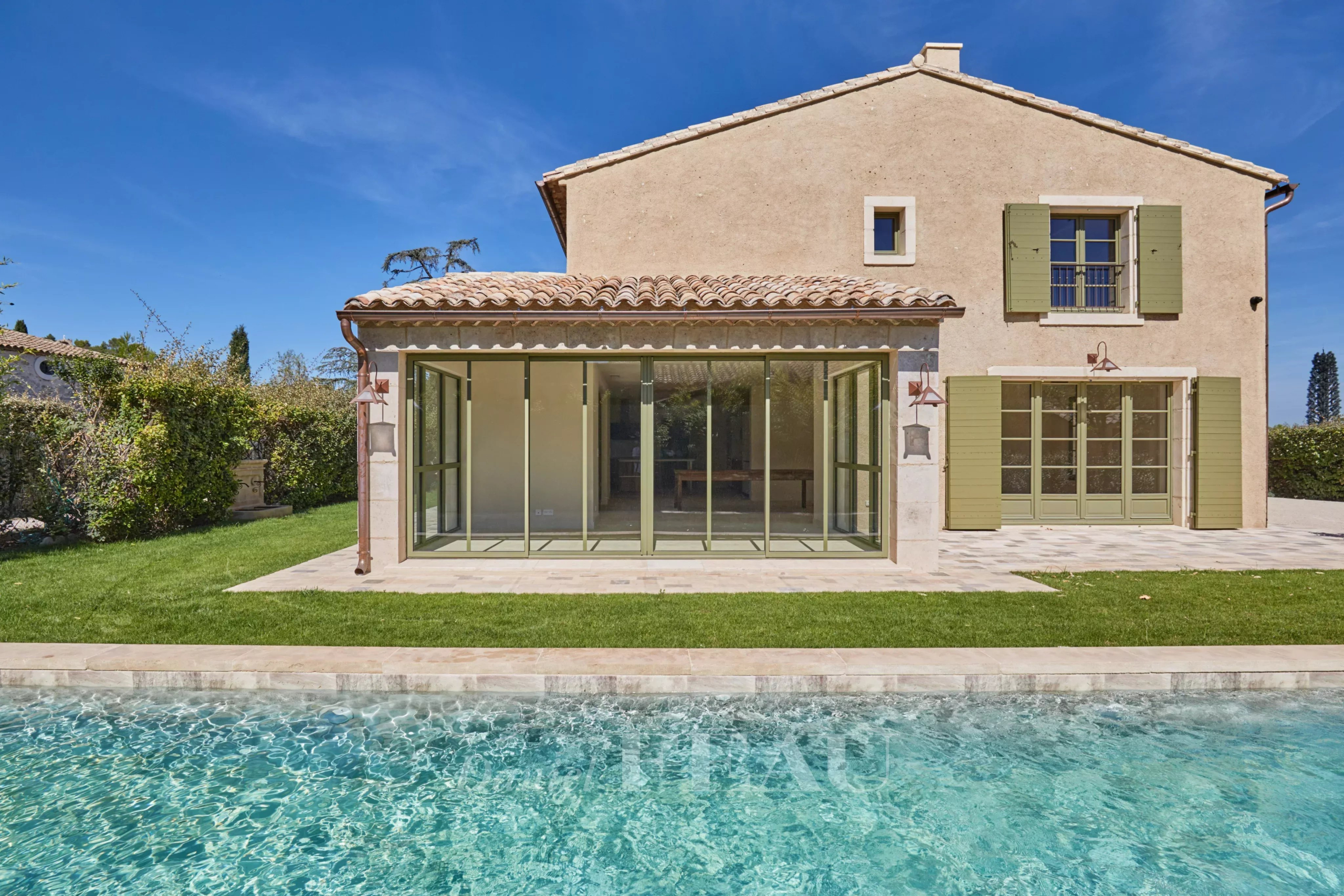 Maison de charme à Eygalières Maison contemporaine à Eygalières avec piscine et jardin paysager