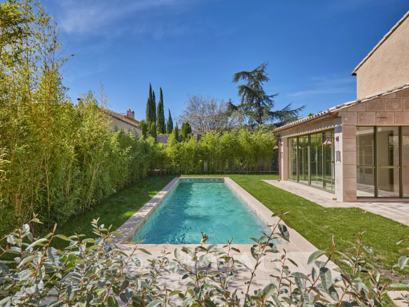 Maison contemporaine avec piscine dans un jardin paysager à Eygalières