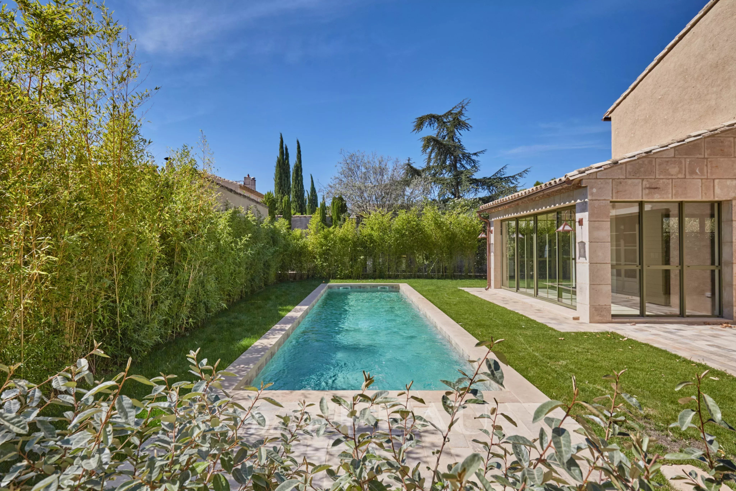 Maison contemporaine à Eygalières Maison contemporaine avec piscine dans un jardin paysager à Eygalières