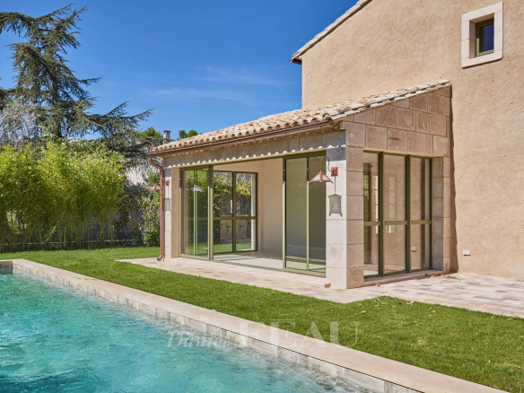 Maison contemporaine avec piscine et véranda à Eygalières.
