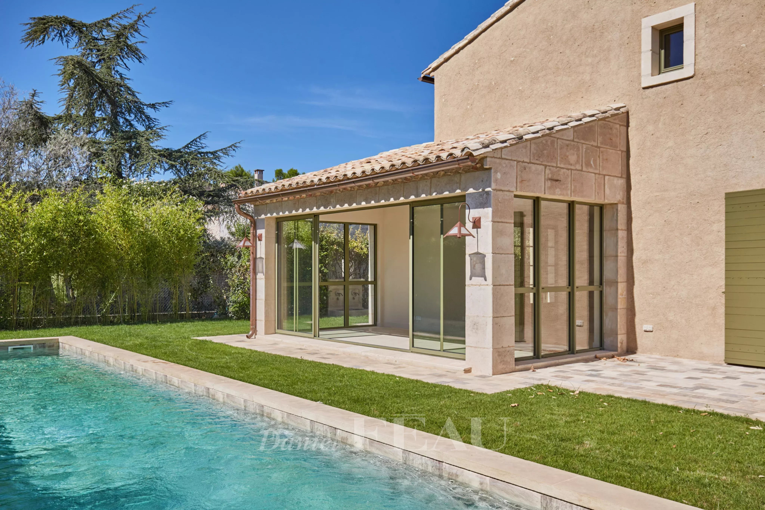 Maison de charme à Eygalières Maison contemporaine avec piscine et véranda à Eygalières.