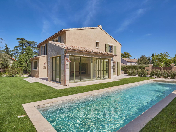 Contemporary house with swimming pool in Eygalières, surrounded by a landscaped garden.