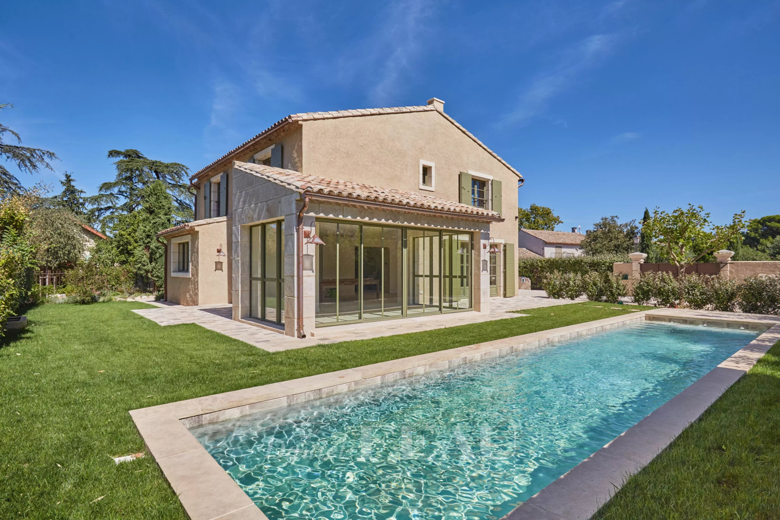 Maison contemporaine à Eygalières Maison contemporaine avec piscine à Eygalières, entourée d'un jardin paysager.
