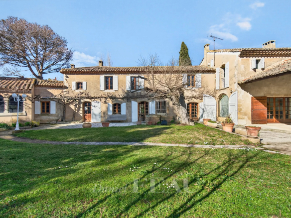 Restored Provençal farmhouse with wooded grounds in Cavaillon, France.