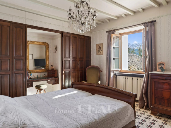 Room in a Provençal farmhouse in Cavaillon with wooden furniture and a window overlooking the garden.
