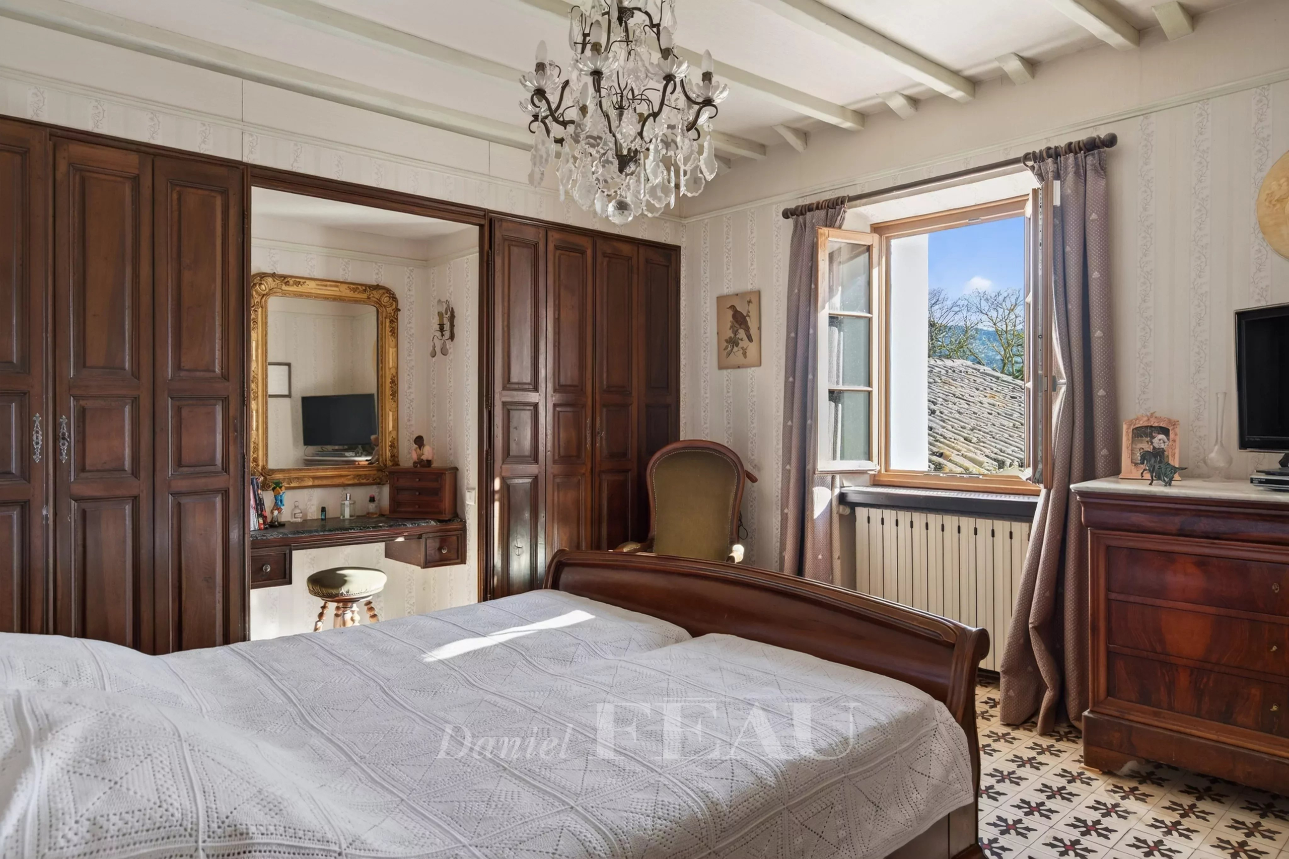 Room in a Provençal farmhouse in Cavaillon with wooden furniture and a window overlooking the garden.