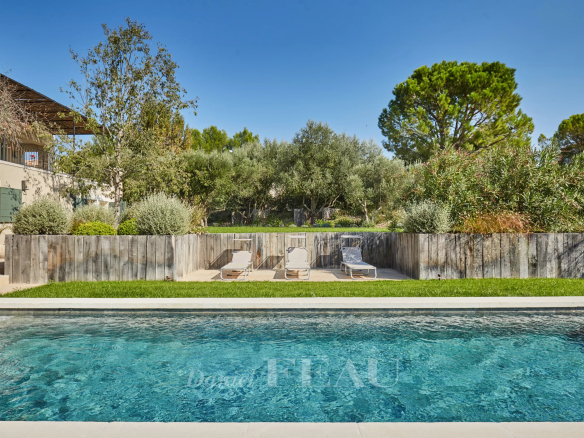 Renovated house with swimming pool and sun loungers in a Mediterranean garden in Paradou.