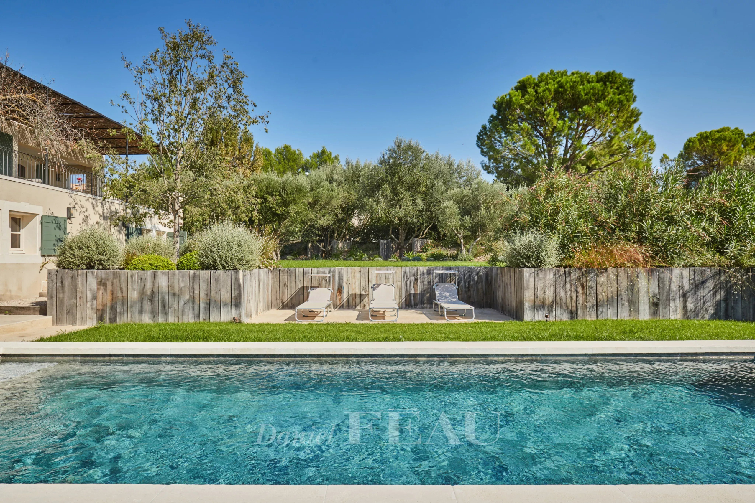 Renovated house in Paradou Renovated house with swimming pool and sun loungers in a Mediterranean garden in Paradou.