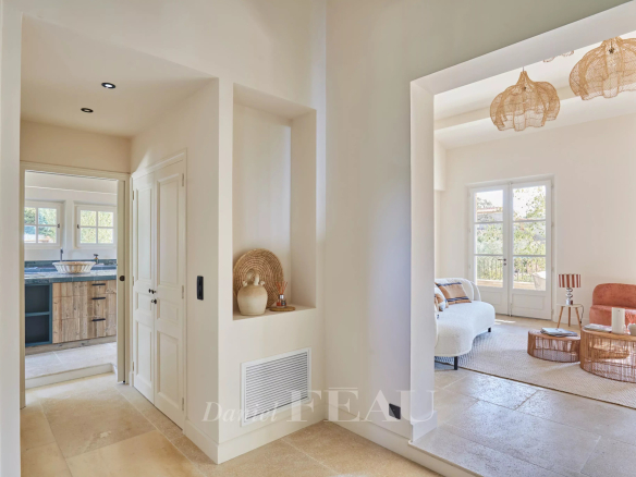 Interior of a renovated house with a bright entrance hall and modern decorative elements.