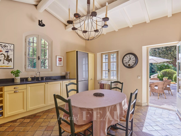 Cuisine d'une maison d'architecte à Saint-Rémy-de-Provence, avec table ronde et accès au jardin.