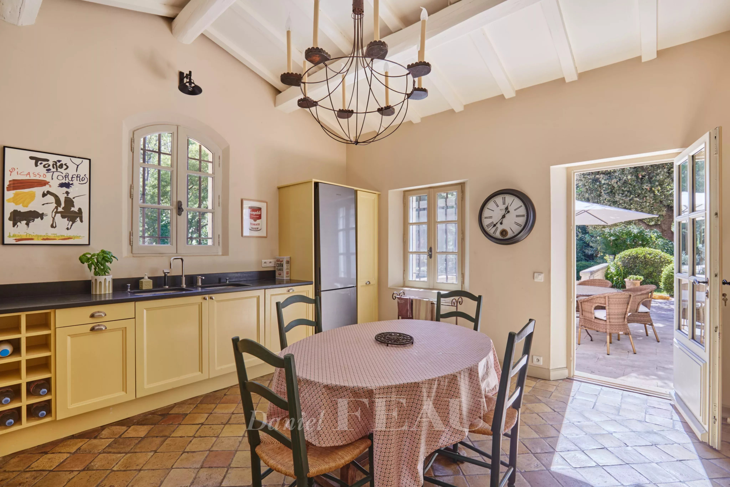 Cuisine d'une maison d'architecte à Saint-Rémy-de-Provence, avec table ronde et accès au jardin.
