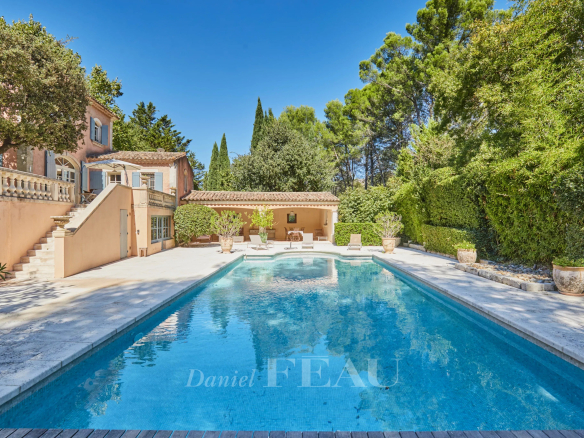 Maison d'architecte avec piscine dans un jardin paysager à Saint-Rémy-de-Provence.