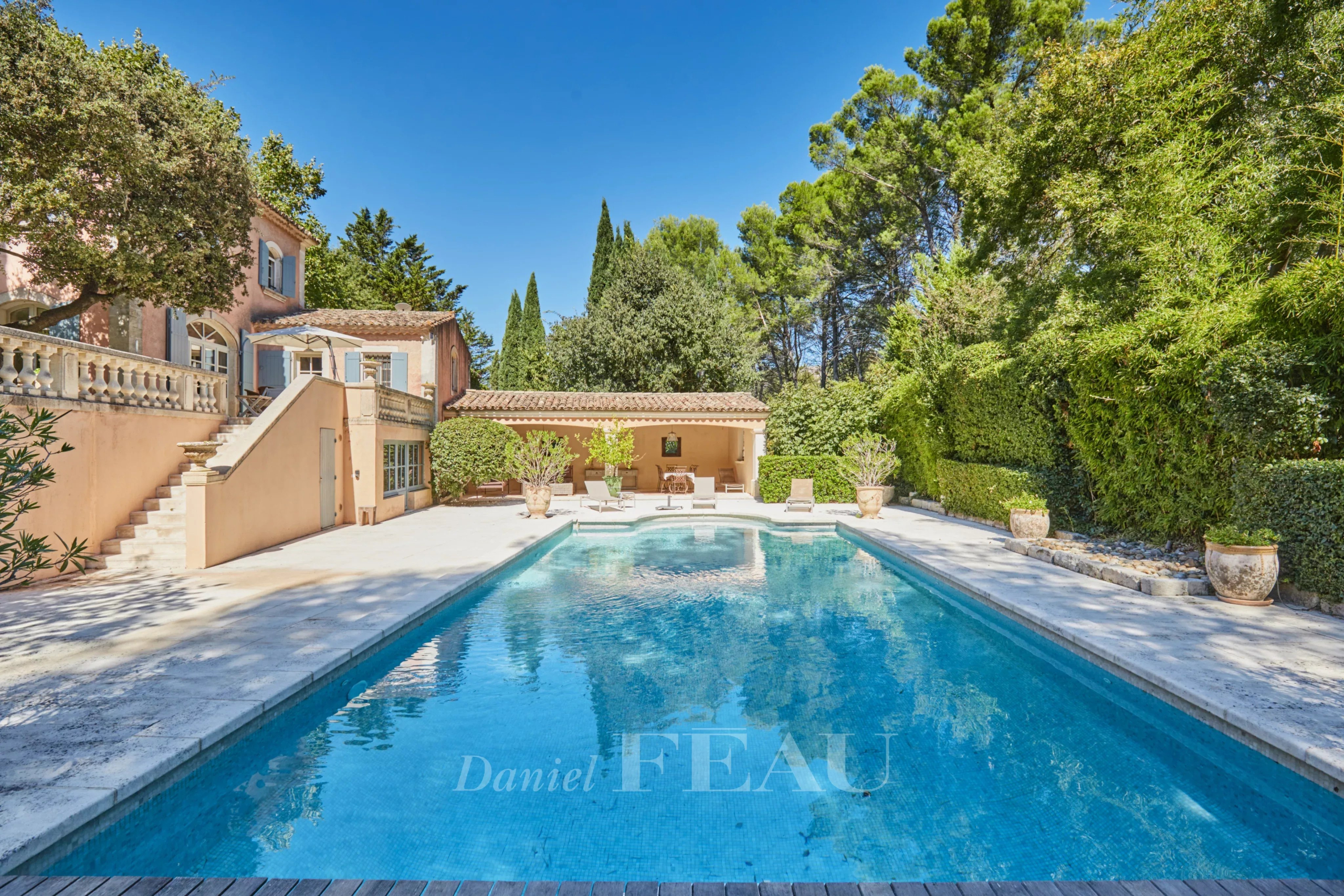 Maison d'architecte avec piscine dans un jardin paysager à Saint-Rémy-de-Provence.