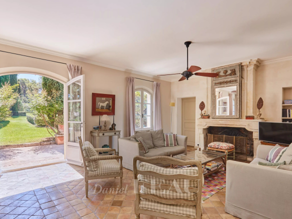 Intérieur d'une maison d'architecte à Saint-Rémy-de-Provence avec salon lumineux et jardin visible.