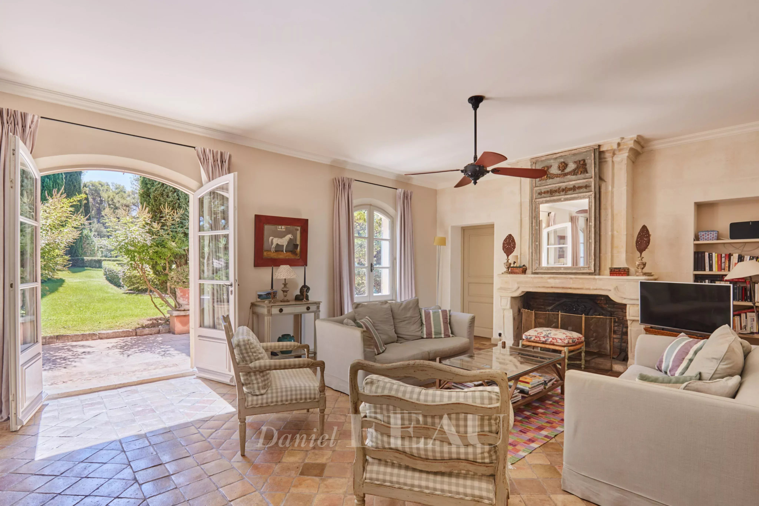 Intérieur d'une maison d'architecte à Saint-Rémy-de-Provence avec salon lumineux et jardin visible.