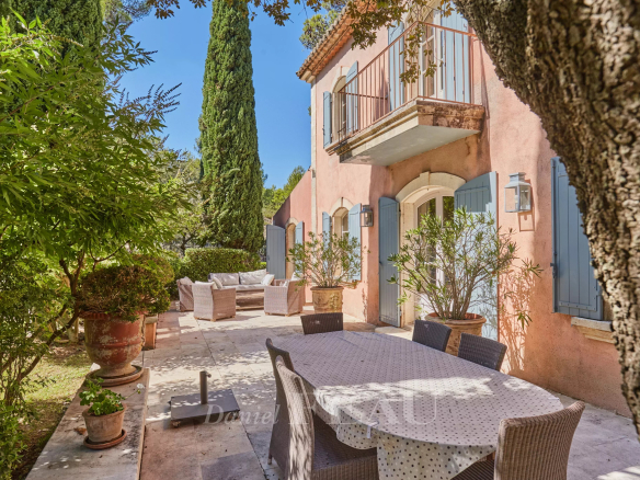 Maison d'architecte avec jardin paysager à Saint-Rémy-de-Provence.