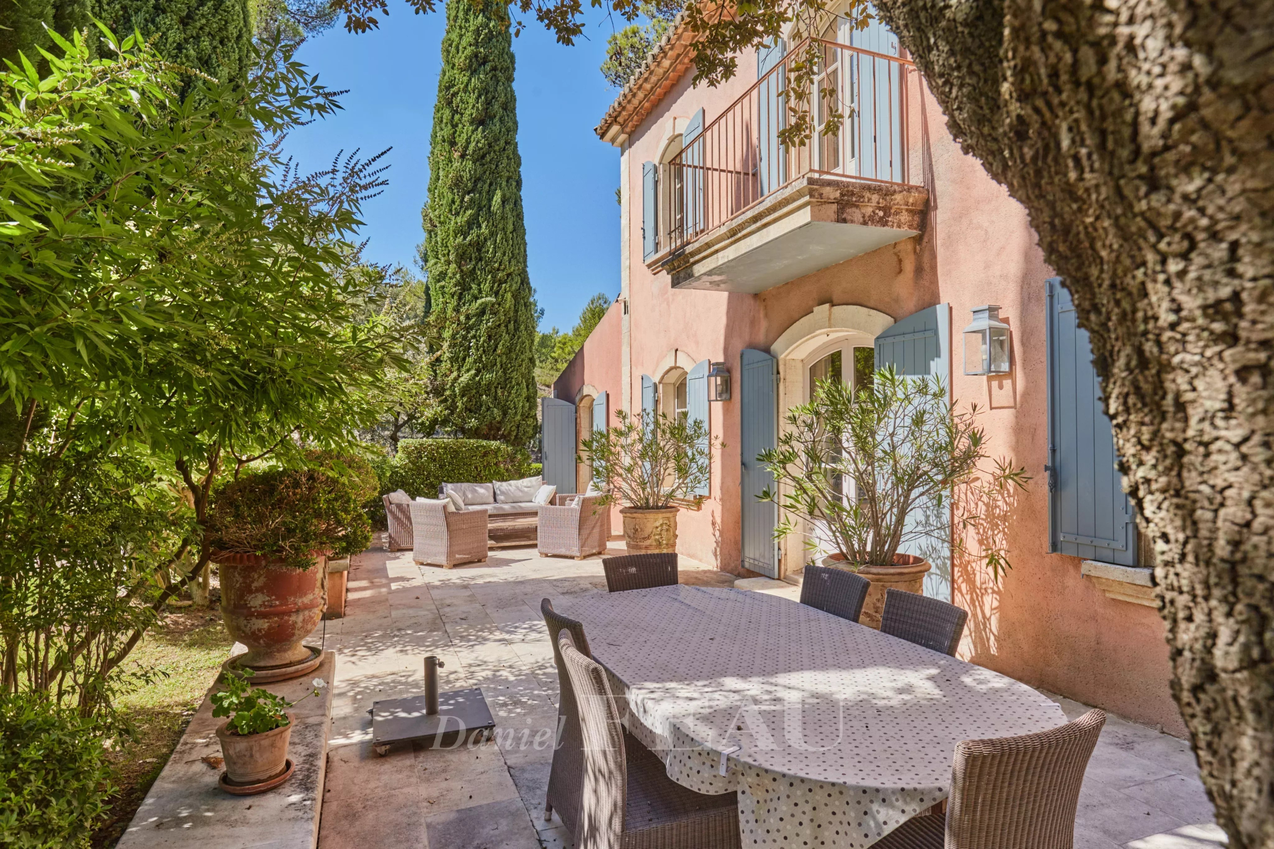 Maison d'architecte avec jardin paysager à Saint-Rémy-de-Provence.