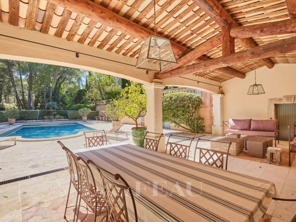 Terrasse couverte avec piscine et mobilier extérieur à Saint-Rémy-de-Provence